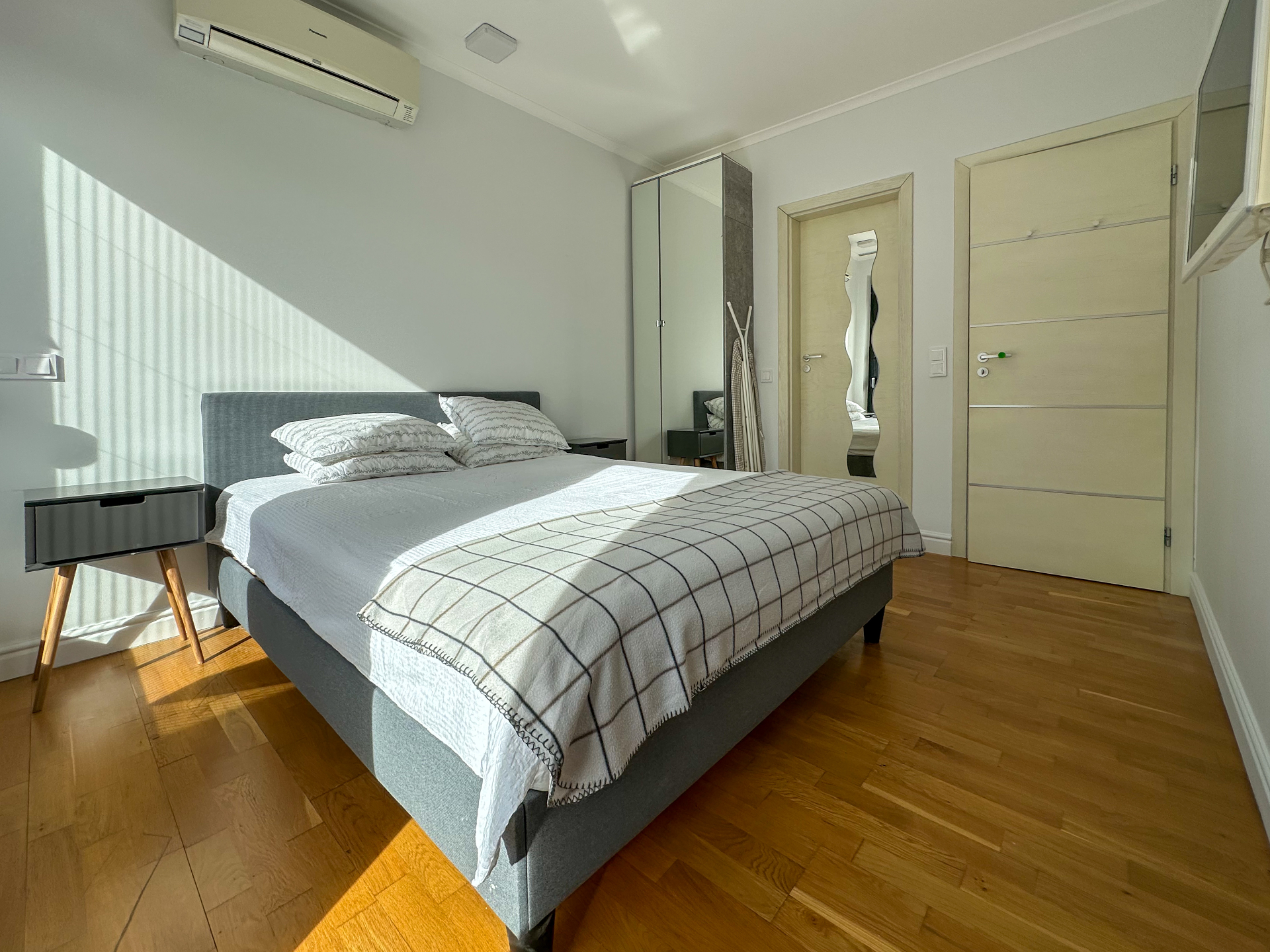 Преди — Хоумстейджинг (Home Staging) на апартамент в София – спалня с акценти